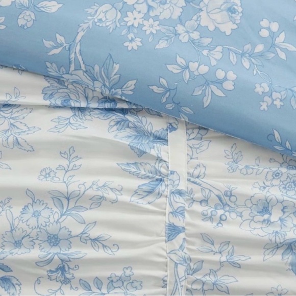 Elegant Blue and White Full/ Queen Comforter ~ NWT - Picture 4 of 4